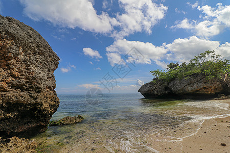 印度尼西亚巴厘岛巴东巴东海滩-自然度假背景 在印度洋上突出的巨石和岩层 冲浪者 水图片