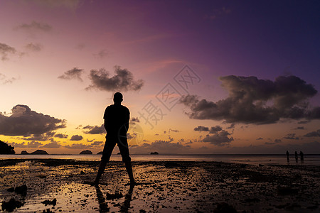 日落时 海滩上一个人的月光 人们欢喜与日落相逢 男生图片