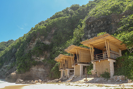 印度尼西亚巴厘岛沙滩上的竹子小屋 晴天 旅行图片