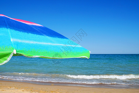 海平面和清空的海边雨伞 复制空间图片