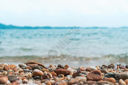 选择性地关注岩石纹理 背景中海滩模糊 水图片