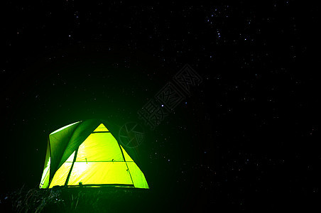 夜间和星星背景在森林中扎营绿色帐篷 运动 山图片