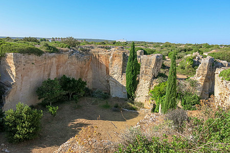 巴利阿里群岛的 Lithica 采石场 西班牙 梅诺卡岛的老石坑 梅诺卡岛上的古老采石场 地中海 假期图片