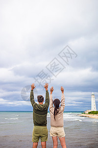 两家人一起走到灯塔 吹 水 自然 海洋 放松 头发图片