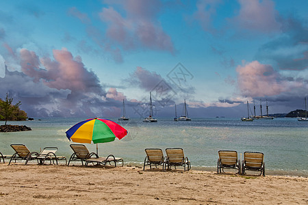 圣卢西亚海滩保护伞和主席图片