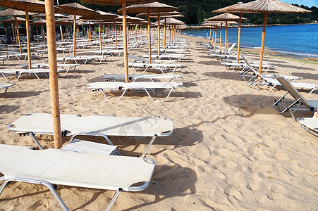 空沙滩上的海滩雨伞和遮晒者 自然 夏天 遮阳棚图片