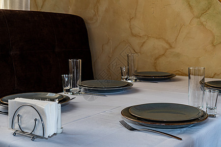 桌子设置 玻璃 堆叠 碗和叉子放在桌上 白桌布上的餐具图片
