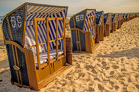 波兰波罗的海的海滩椅 波兰 海浪 防波堤 天空图片