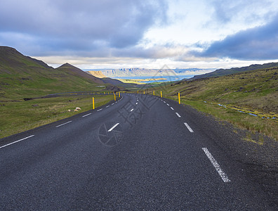 青草 多彩的陡峭悬崖 绵羊和戏剧天空 冰岛西峡湾 金色时光 横穿北部农村地区北夏季风景 山 太阳图片
