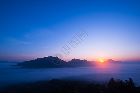 美丽的风景日落自然背景山脉和 sk 公园 季节图片