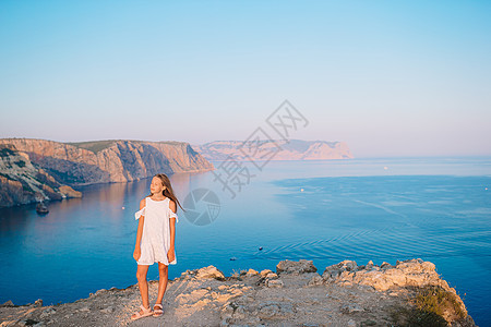 在山顶上的小姑娘 日落前享受山谷风景 海图片