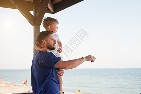 外边的父子一起露出指尖海平线 男人小孩放暑假过暑假 畅快 抓住图片
