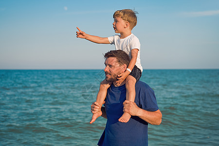外边的父子一起露出指尖海平线 男人小孩放暑假过暑假 年轻的 儿子图片