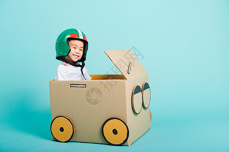 婴儿男孩在驾驶由卡波创作的汽车游戏中微笑 童年 创新图片