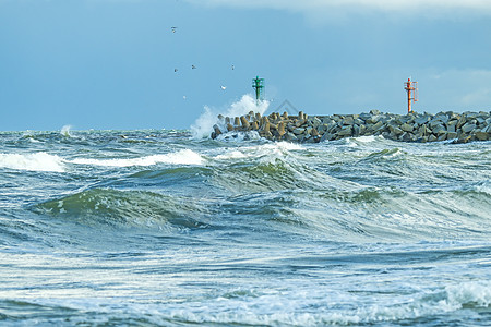 具有风暴天气的波罗的海 波浪 荒野 激增 冲浪图片