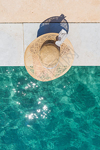 身戴大夏日太阳帽的女人 在明亮的绿绿海边码头放松 海洋 美丽图片