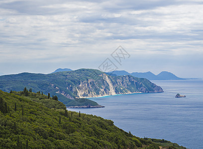 在湾 夏季多云的天空 科孚岛 克基拉 希腊的 cllifs 森林和绿色山丘和绿松石蓝色大海的景色 欧洲 爱奥尼亚人图片