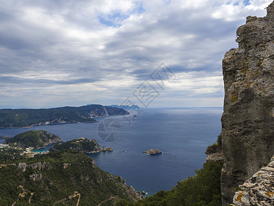 从希腊科孚市安热卡斯特罗市的中间城堡 夏季山丘日 Corfu 的视角来看湾和修道院图片