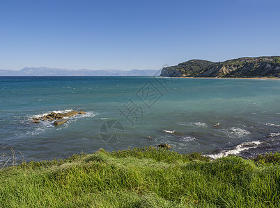 在希腊科孚东北海岸 夏日蓝天的天空中 有一片青绿草和陡峭的悬崖图片