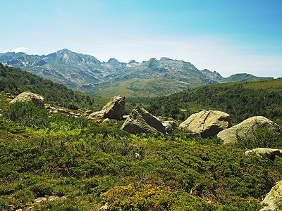 具有尖岩巨石和蓝天空的岩石风景 高山地景观图片