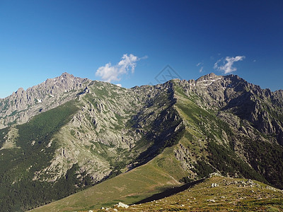 科西嘉阿尔卑斯山高山峰的风景与著名 gr 20 轨道蓝天背景的陡峭山脊部分的小径图片