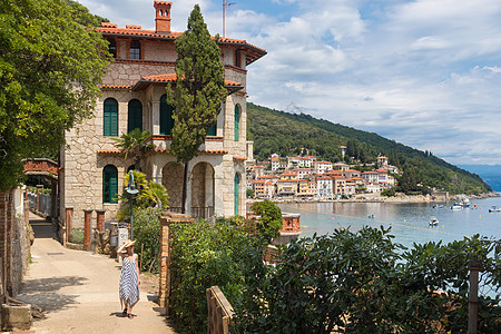 在克罗地亚Istria州度假时 在亚得里亚海沿岸游荡的女游客放松了节日 假期 夏天图片