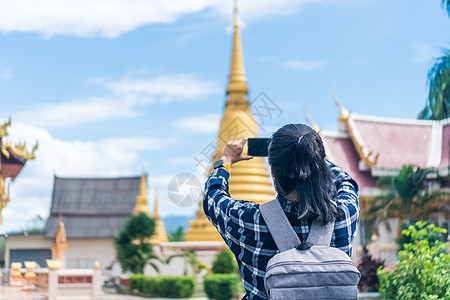 妇女带着背包自由概念环游世界 笑声 喝图片