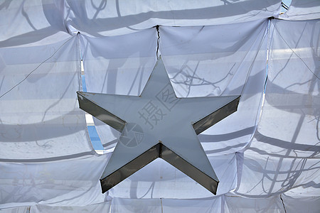 白圣诞明星挂在窗帘的天花板上图片