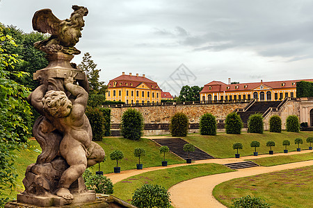 花园阳台弗里德里希城堡 橙色和格罗斯塞德利茨男爵的雕像 公园背景