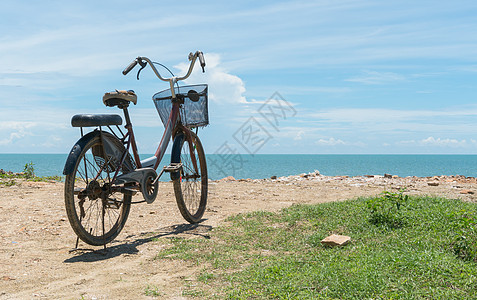 海滩 蓝天空和海上的红色自行车图片