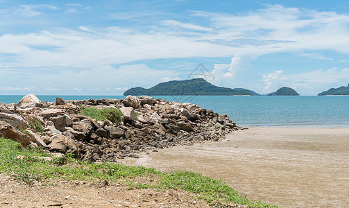 海滩上的石头或岩石土墩或桩 树 景点 海洋 温暖的图片