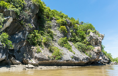 有绿树和蓝天的石头或岩石山或小山和 假期 河图片