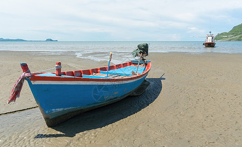 在Sam Roi Yod海滩上的蓝渔船 天空图片