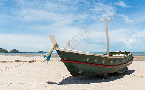 在Sam Roi Yod海滩上捕鱼船和蓝天空 渔船 闲暇图片