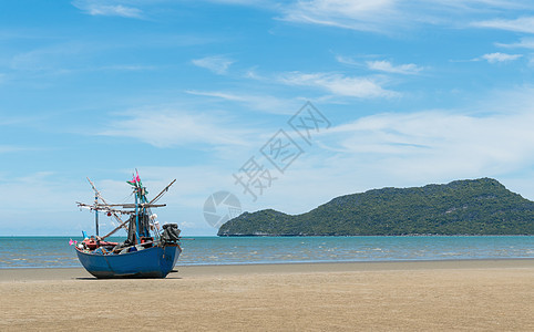 在Sam Roi Yod海滩上的蓝渔船 季节图片