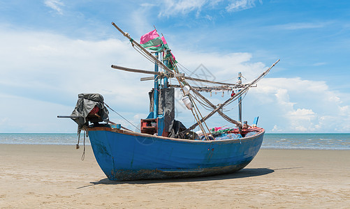 在Sam Roi Yod海滩上的蓝渔船 晴天图片