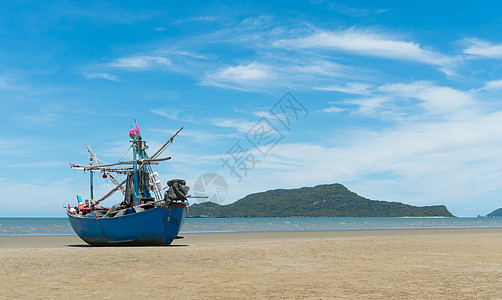 在Sam Roi Yod海滩上的蓝渔船 海洋图片