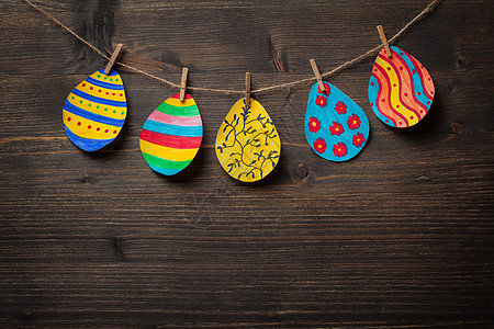 复活节鸡蛋的多彩绘画 木制的 快乐的 工艺 团体图片