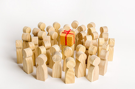 一大群人围着一个装有礼物的盒子 选好礼的概念 数量有限 全部售罄 送给社区的礼物 生日派对 新年和圣诞节 集体图片