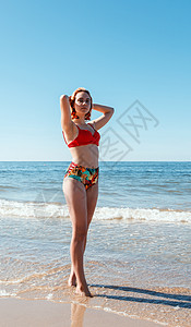 穿红泳装的金发女孩 在海边 放松 太阳镜 夏天 女士图片
