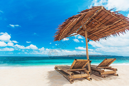 海滩椅和雨伞 休息 休息室 躺椅 绿松石 阳伞 孤独 空的图片