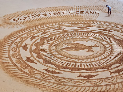 沙纸艺术家在Albufei的海滩上创建了曼达拉 Mandala 沙画 维托·拉波索图片