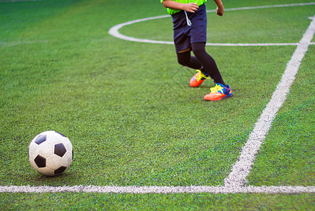 足球运动员在参加小学体育日的比赛中竞技 活动图片