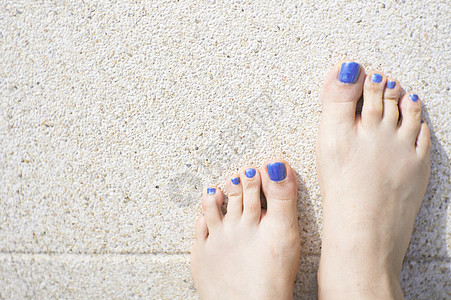 女性脚 蓝色的翻滚杆和蓝漆的脚趾甲 腿 配饰图片