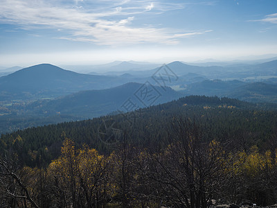 全景图 从看 Lusatian 山脉最迷人的景色 秋天色彩斑斓的落叶和针叶林和青山 黄金时段的灯光图片