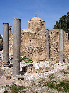 塞浦路斯帕福斯历史悠久的教堂展示了这座建筑和周围的古罗马柱子和废墟 塔 东方图片