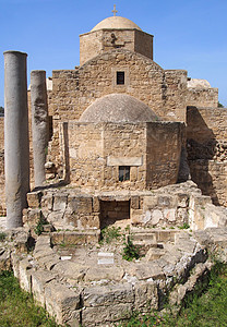 塞浦路斯帕福斯历史悠久的教堂展示了建筑的后部和古罗马柱子和废墟图片