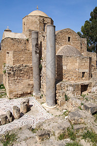 塞浦路斯帕福斯历史悠久的教堂展示了这座建筑和周围的古罗马柱子和废墟 蓝色的 阿亚图片
