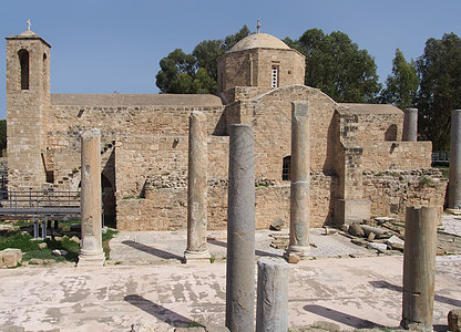 塞浦路斯帕福斯历史悠久的教堂展示了这座建筑和周围的古罗马柱子和废墟 罗马的 石头图片