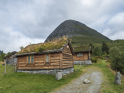 传统斯堪的纳维亚木屋或位于Reinheim国家公园一个营地的地盘屋顶房屋 见挪威风景路63 平房 旅行图片